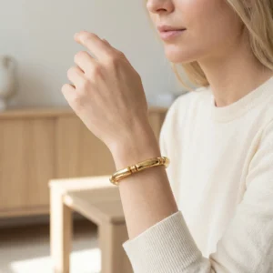 Sødt forgyldt armbånd, elastisk.