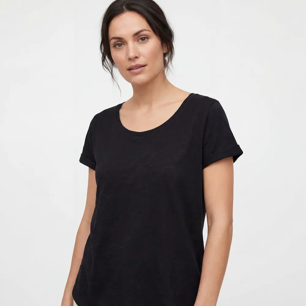 Økologiske Basic. Loose fit T-shirts med rund hals i sort, til kvinder.