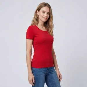 Tætsiddende t-shirt med rund hals til kvinder I en flot rød
