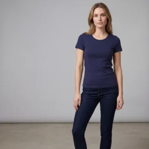 Tætsiddende t-shirt med rund hals til kvinder i klassisk navy blå