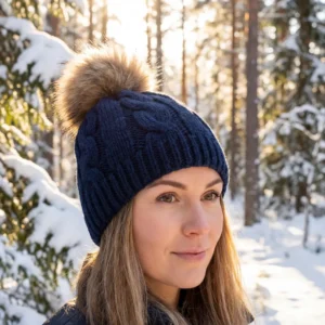 Pauline – lækker tophue i navy blå med kvast til kvinder