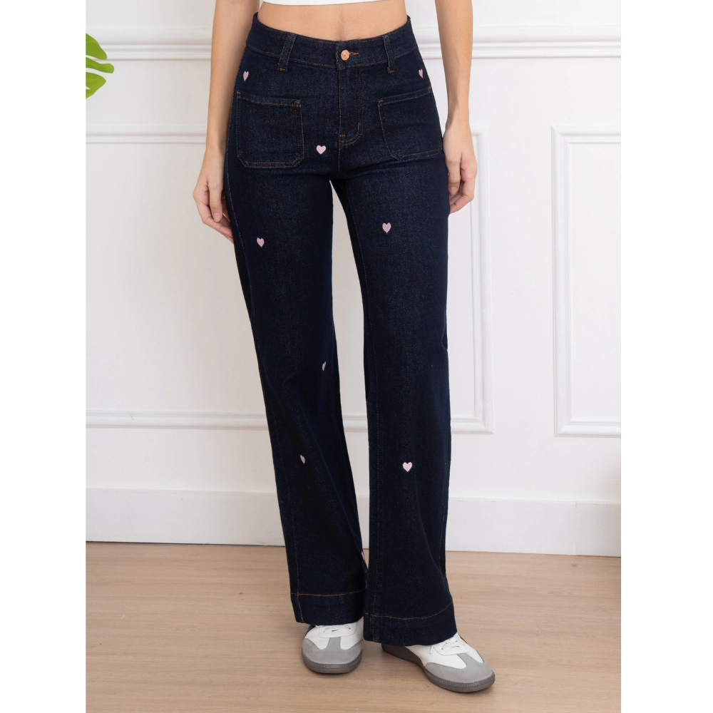 Brede mørkeblå jeans med brede ben, og broderet hjerter