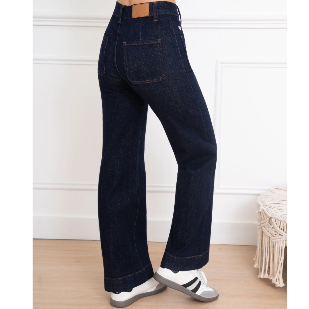 Brede mørkeblå jeans med brede ben, og broderet hjerter