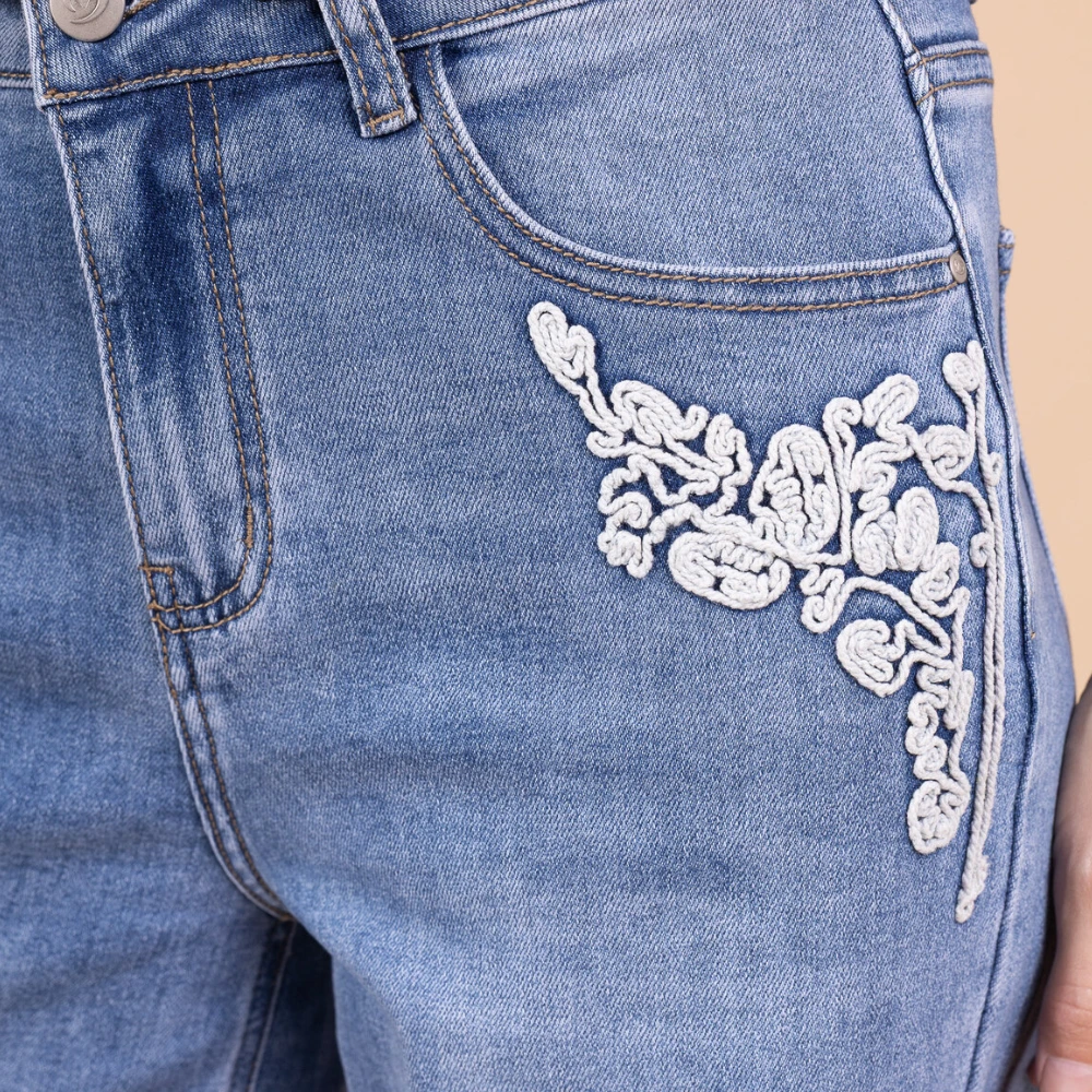 Jeans med søde broderi på lommerne til kvinder