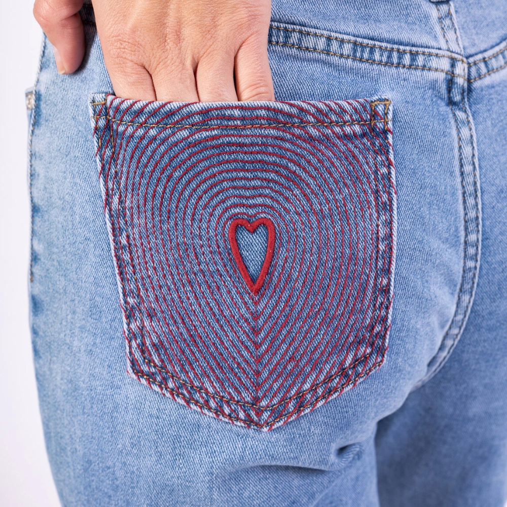 The Unconventional · STRAIGHT jeans med broderi på baglommen. Til kvinder 1