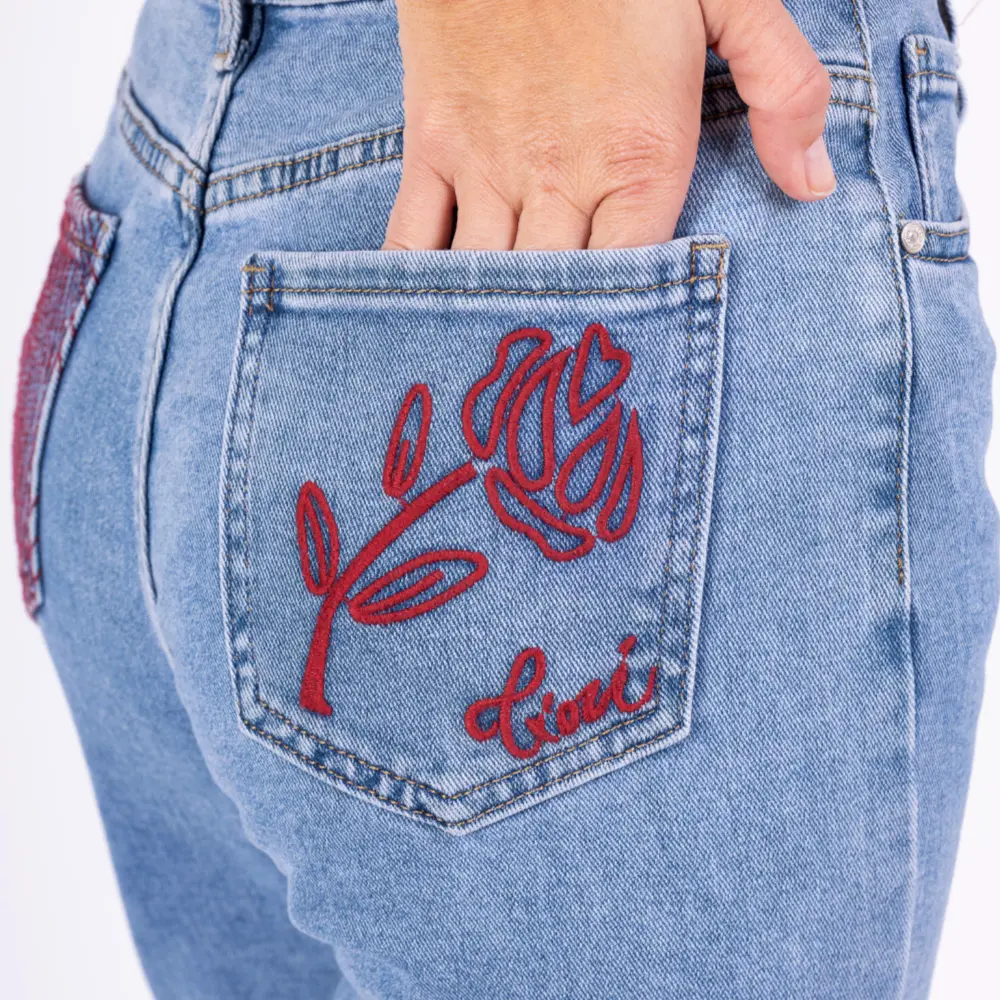 The Unconventional · STRAIGHT jeans med broderi på baglommen. Til kvinder