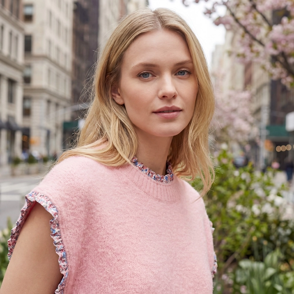 Ærmeløs crop top i pink, med søde knapper på ryggen_2