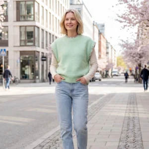 Ærmeløs crop top i sart grøn, med knapper på ryggen