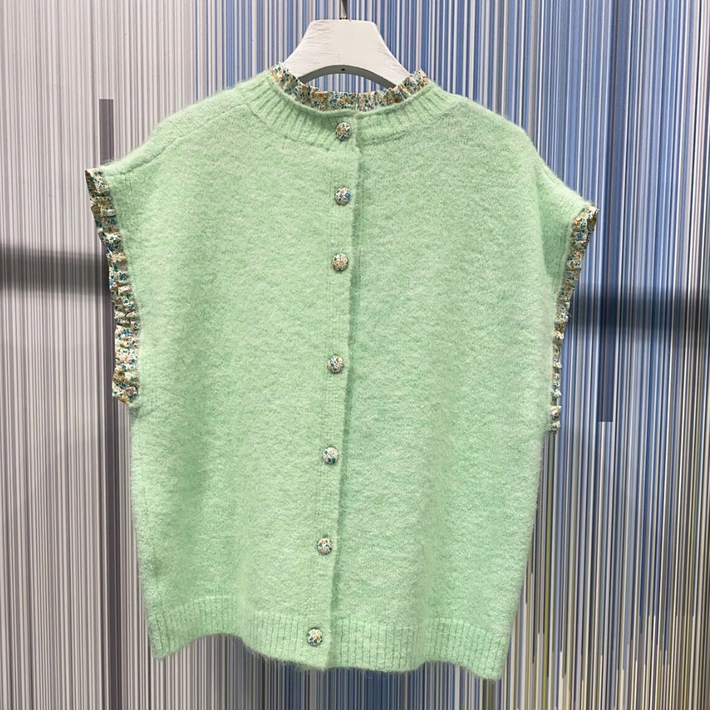 Ærmeløs crop top i sart grøn, med knapper på ryggen