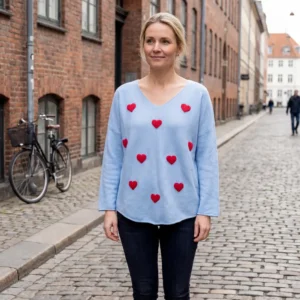 Mooya - lysblå strik med søde røde hjerter.