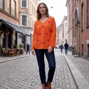 Opnå en livlig garderobe med Mooya - Orange Strik med Søde Røde Hjerter. Tilføj stil og komfort med dette unikke design til din kollektion i dag! #mooya