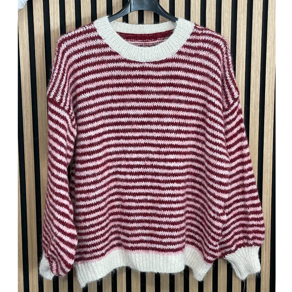 Super lækker sweater burgundy med hvide striber