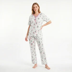 Pyjamas til kvinder med et lyserødt mønster med blomster