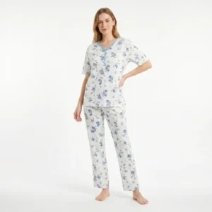 Pyjamas til kvinder med lyst blåt blomstermønster